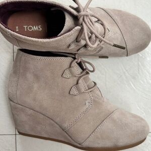 Tom's suede wedge NEVER WORN